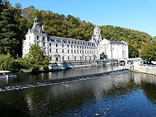 Dronne foran klosteret Brantôme.