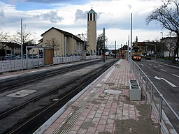 Breisacher Straße in Freiburg mit neuer Stadtbahnline zur Messe, Haltestelle Killianstraße