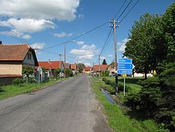 Brník (Oleška), silnice.jpg