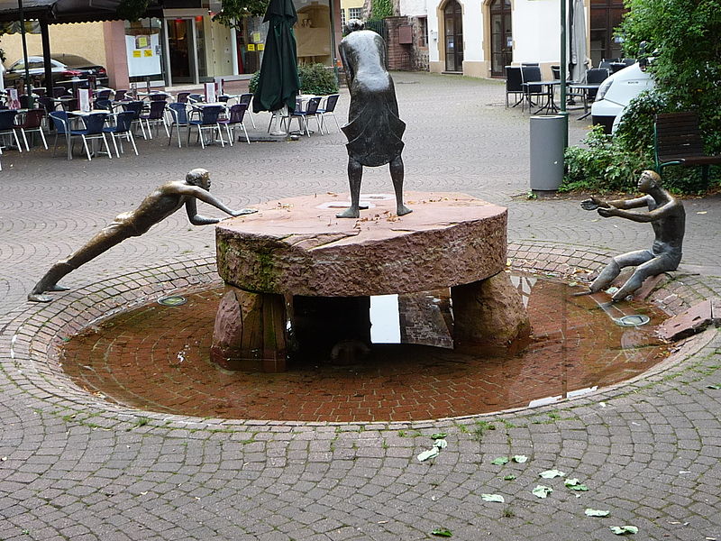 File:Brunnen Eberbach 01.JPG