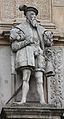Posąg Jerzego II na portalu bramy