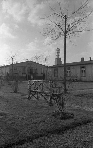 File:Bundesarchiv B 145 Bild-F005100-0017A, Lager Friedland, Lager mit Baracken, Glockenturm.jpg