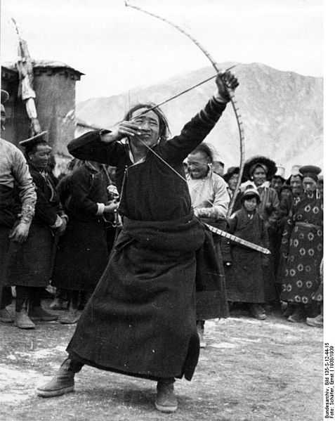 File:Bundesarchiv Bild 135-S-12-44-15, Tibetexpedition, Neujahrsfest Potala.jpg