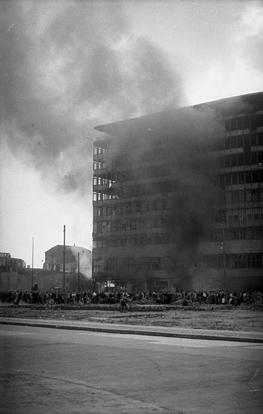 File:Bundesarchiv Bild 183-20027-0002, Berlin, brennendes Columbiahaus.jpg