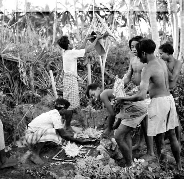 File:COLLECTIE TROPENMUSEUM Bij een begrafenis op Bali worden op een graf offers reisbenodigdheden geld (kèpèngs) en voedsel voor de dode geplaatst TMnr 10003255.jpg