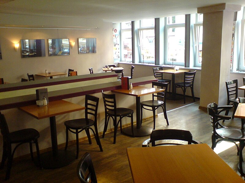 File:Café Konrad Knochenhauerstraße 34 Hannover Treppenaufgang 1. Stock ohne Menschen.jpg