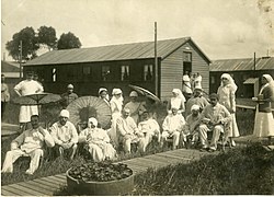 Kanadische Krankenschwestern und Französische Soldaten, Adinkirke (Belgien), ca. 1917