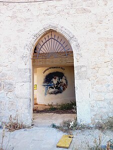 Esempio di graffito incorniciato da un arco a sesto acuto e riportante l’iscrizione: “Castello Matrona della noce” (particolare)