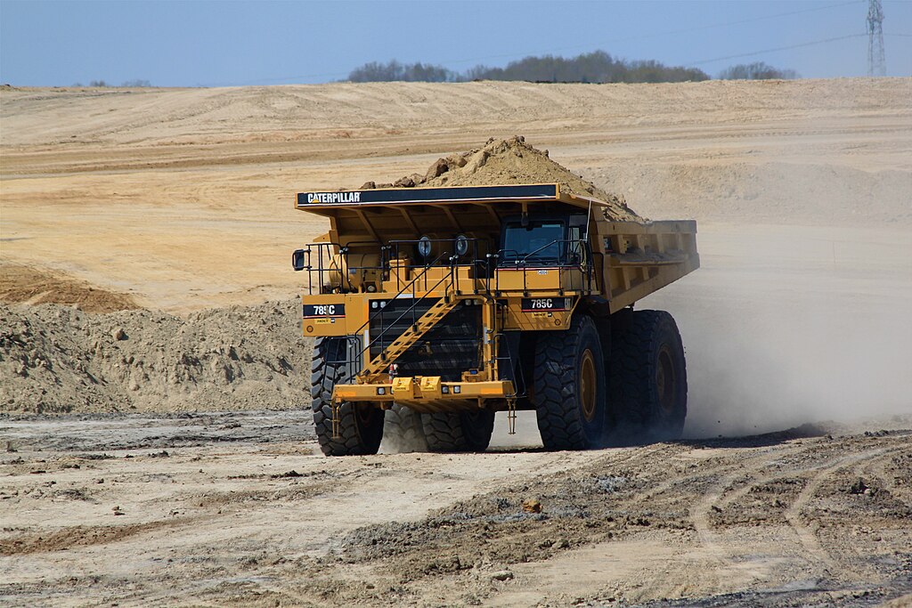 Camion da trasporto minerale  1024px-Caterpillar_haul_truck%2C_Luminant_Energy_Kosse_lignite_mine_%285556779421%29