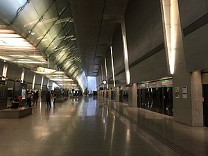 Changi Airport MRT Station (EWL - Changi филиалы) - A.jpg платформасы