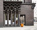 Deutsch: Kontorhaus Chilehaus in Hamburg-Altstadt: Arkaden von Richard Kuöhl an der Straße Pumpen. This is a photograph of an architectural monument. It is on the list of cultural monuments of Hamburg, no. 29133