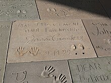 Joan Crawfords Hand- und Schuhabdrücke vor Grauman’s Chinese Theatre