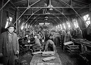 Chinese workers WWI (14408620130).jpg