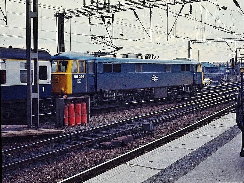 File:Class 86 86256 (Pebble Mill) (6833926598).jpg