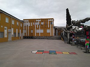 Colegio público de Arganza y Ayuntamiento.jpg