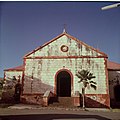 Collectie Nationaal Museum van Wereldculturen TM-20017547 Rooms-katholieke kerk in Marigot. Saint Martin Boy Lawson (Fotograaf).jpg