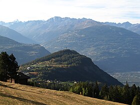 Wzgórze Châtelard widziane z Crans