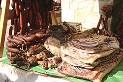 Compango y otros embutidos de la cocina asturiana.