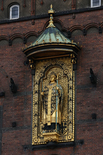 File:Copenhagen City Hall - Absalon relief.jpg