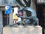 Català: Coqueta, coneguda popularment com La girafa. Rambla Catalunya amb av. Diagonal (Barcelona). Escultor: Josep Granyer, signada. Material: bronze. 1972. This is a photo of public art indexed in the cataloge Art Públic of Barcelona (Spain) under the code number 2029-1 (prefixed with territorial id: 08019/2029-1) Object location 41° 23′ 44.34″ N, 2° 09′ 25.96″ E  View all coordinates using: OpenStreetMap