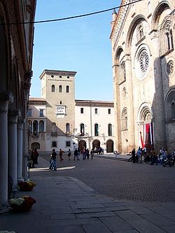 Crema - Piazza Duomo - panoramio.jpg