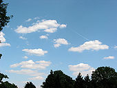 Cumulus humilis met condensspoor