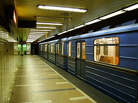 Unu el la peronoj de metrostacio Déli pályaudvar kun malnovaj sovetuniaj vagonoj