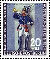 Briefmarke von 1954 aus Westberlin, die einen Preußischen Postillion um 1827 darstellt