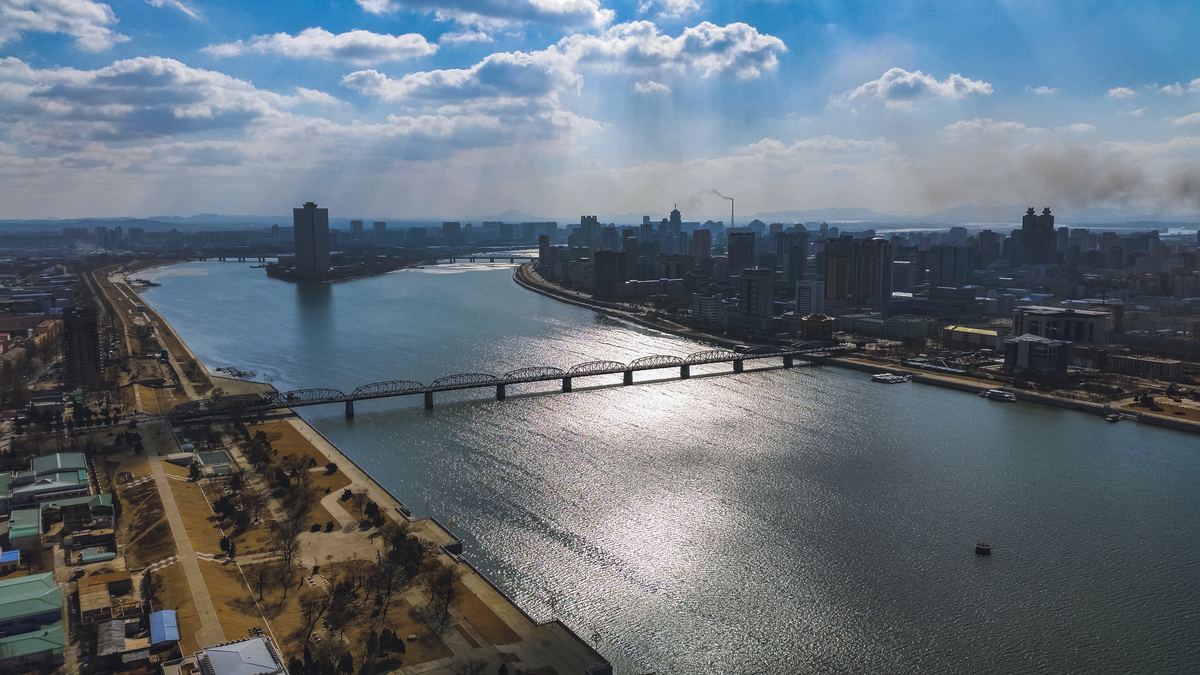 Ficheiro:Fishing on the Taedong River 대동강 in Pyongyang