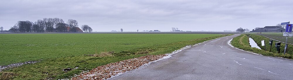 Panorama over de buurtschap met links boerderij De Hoogte en rechts boerderij Westerhuis