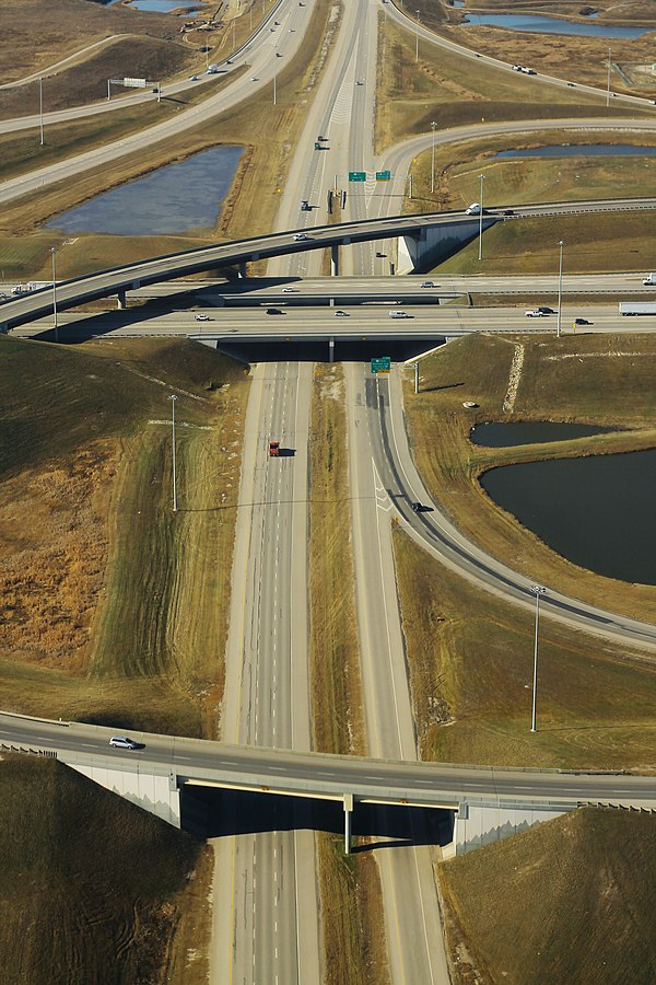 Looking west on Stoney Trail NE at its interchange with Deerfoot Trail