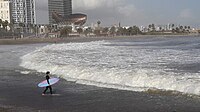 El dia després del temporal Glòria les destrosses eren notables i el mar s'havia endut bona part de la platja, però feia bon temps i les onades eren espectaculars.