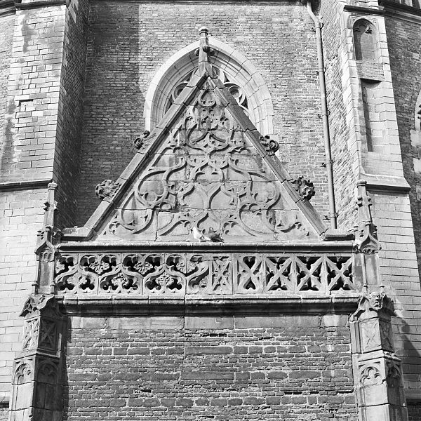 File:Detail ingang koor, zuid-oost zijde - Haarlem - 20098776 - RCE.jpg