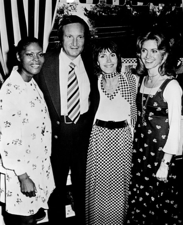 From left to right: Dionne Warwick, Don Kirshner, Helen Reddy, and Newton-John in 1974