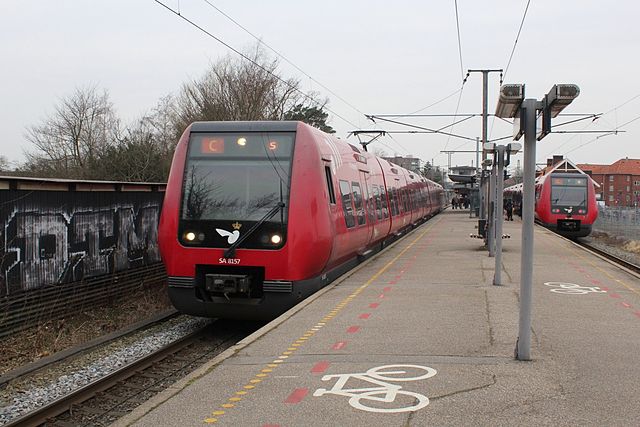 DSB Copenhagen S-train: Train SA8157 (left) leaving Herlev station for Klampenborg station. (27 March 2015)