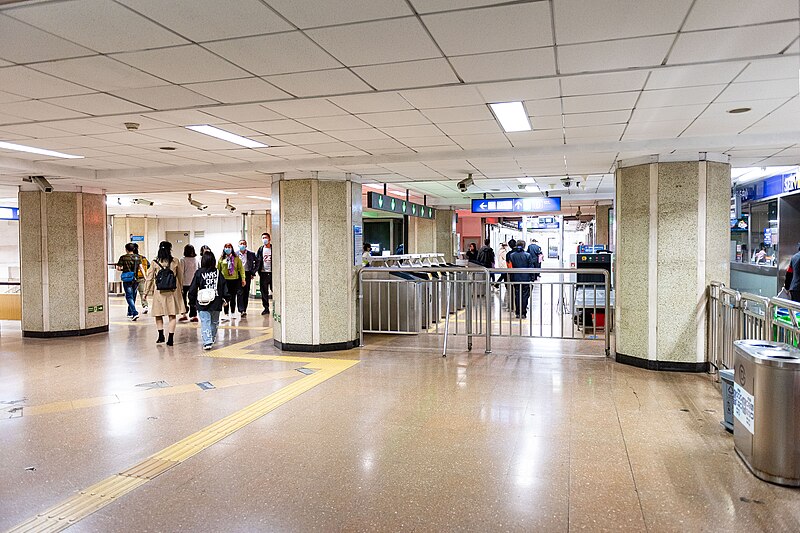 File:East concourse of L2 Gulou Dajie Station (20210501171054).jpg