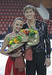 Ekaterina RIAZANOVA Jonathan GUERREIRO 2009 WJC Ice Dancing Podium.jpg