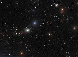 NGC 5006 (rechtsboven) en NGC 5018 (links van het midden)