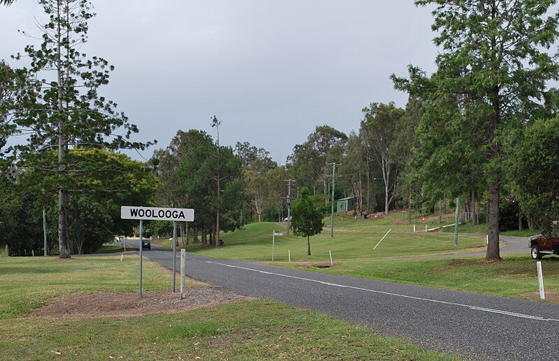 File:Entering Woolooga.JPG