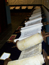 Tanakh scroll set.png'nin tamamı