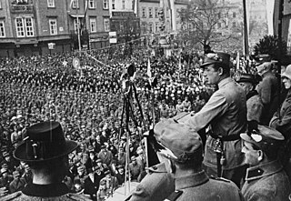 Ernst Rüdiger Starhemberg řeční na shromáždění v roce 1936