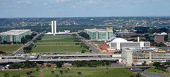 Explanada de los Ministerios, Brasilia, D.F., Brasil, 2006. Muestra varias de las obras de Niemeyer: el Congreso Nacional al fondo, y a la derecha la famosa catedral de Brasilia y los más recientes edificios del Museo Nacional y la Biblioteca Nacional.