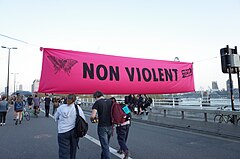 Banderole « Non-violent » lors d'une manifestation du mouvement Extinction Rebellion, Londres, 2019.