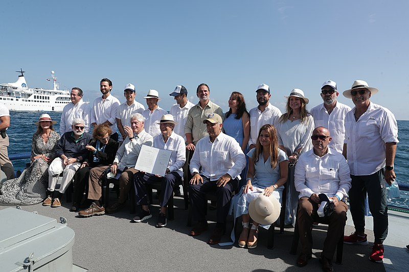 File:FIRMA DEL DECRETO EJECUTIVO PARA LA AMPLIACIÓN DE LA RESERVA MARINA DE GALÁPAGOS 2.jpg