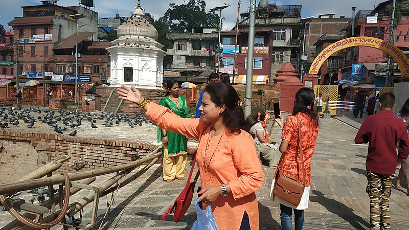 File:Feeding to pigeons.jpg