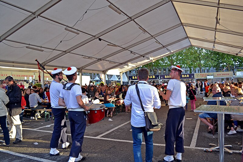 File:Festival Interceltique Lorient 2014 - Lann Bihoué.JPG