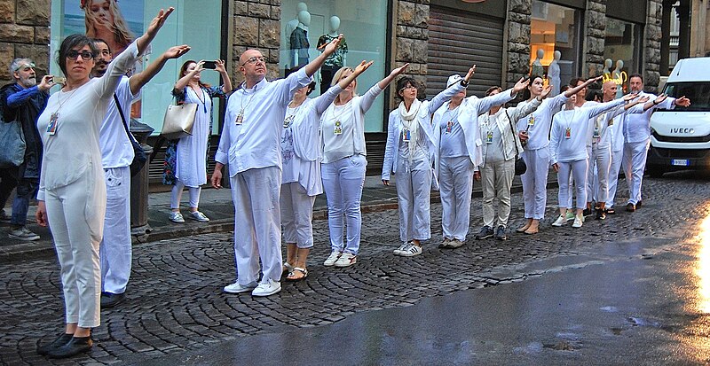 File:Festival del Viaggio 2018 - Passeggiata Jodorowski.jpg