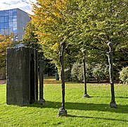 Figuren vor Block, Michael Irmer, Prinzenpark, Düsseldorf-Heerdt (03).jpg