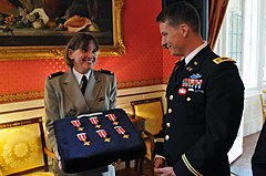 Cadre médaille militaire et croix de guerre sur un lit d…