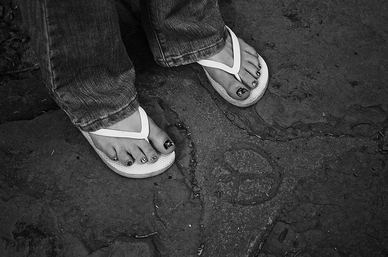 File:Flip flops next to peace sign in concrete.jpg